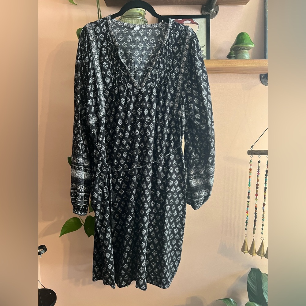 Old Navy Black and White Long Sleeve Dress